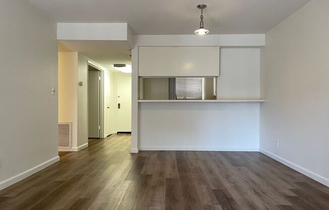 SHERMAN OAKS!!!: FANTASTIC 2 BEDROOM + 1 1/2 BATHROOM CONDO!