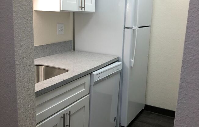 3 beds, 1 bath, 750 sqft, $2,200, Unit 302