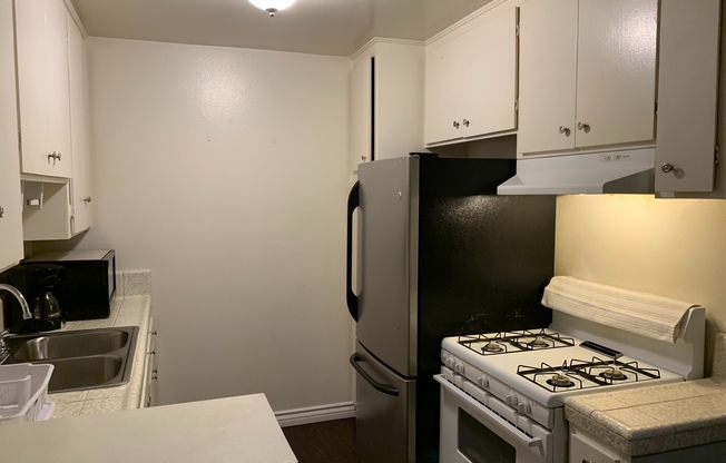 2 beds, 1 bath, $2,095, Unit 102