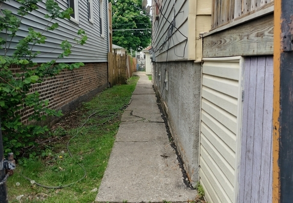 8320 S MUSKEGON AVE