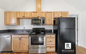 Cozy 2 Bedroom, 1 Bath in the Heart of Medford