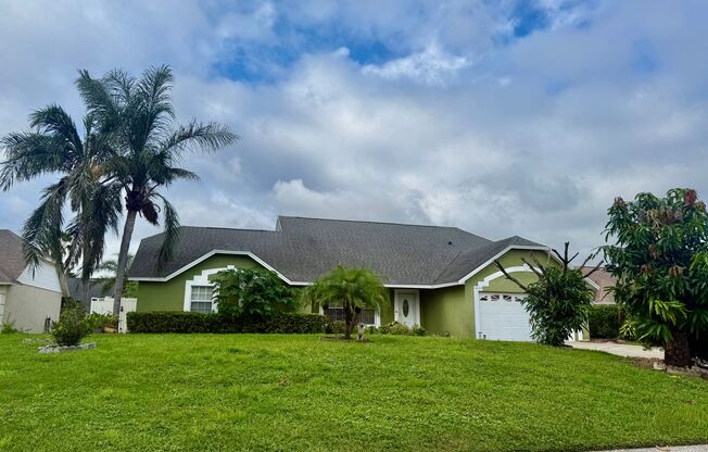 Beautiful Pool Home in Loma Vista, Davenport