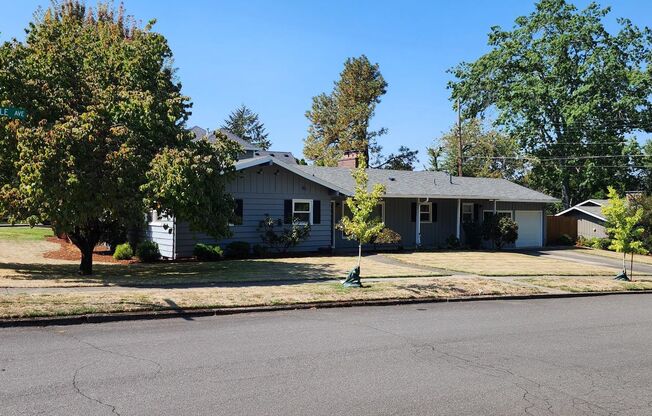 Classic 4 bed 1.5 bath Ranch Style home with A/C and Pet Friendly!