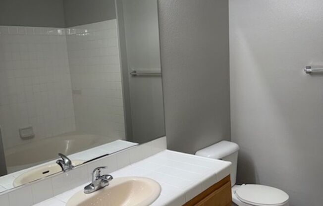2 beds, 2 baths, $1,400, Unit Unit 2127, Bldg 32