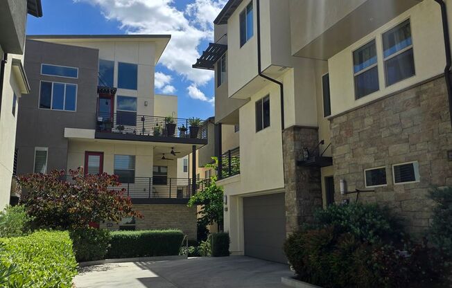 Breathtaking 4-bedroom, 3.5-bathroom townhouse in Northridge