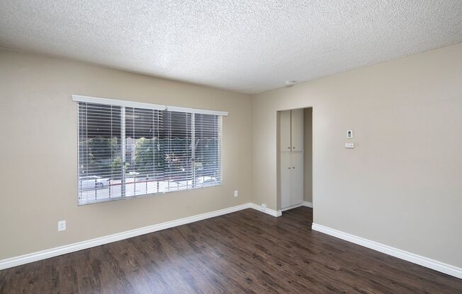 The Beach is Calling Your Name! 1b/1ba in the Heart of PB (Pets OK)
