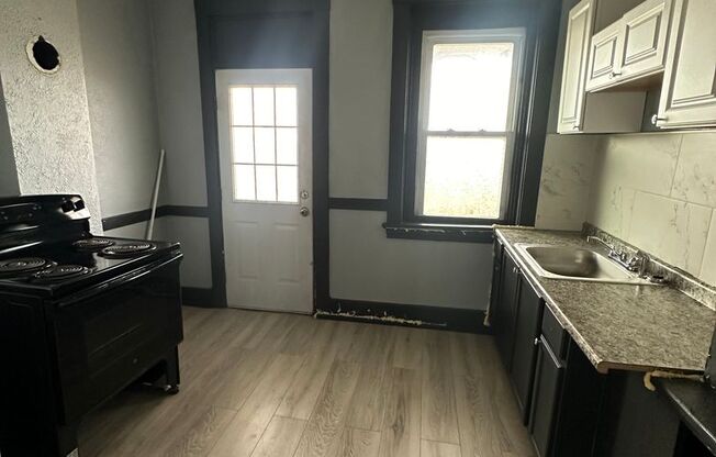 2 beds, 1 bath, $1,090, Unit 4