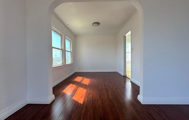 Beautiful Top Floor 2-Bedroom in the Heart of Mid Wilshire