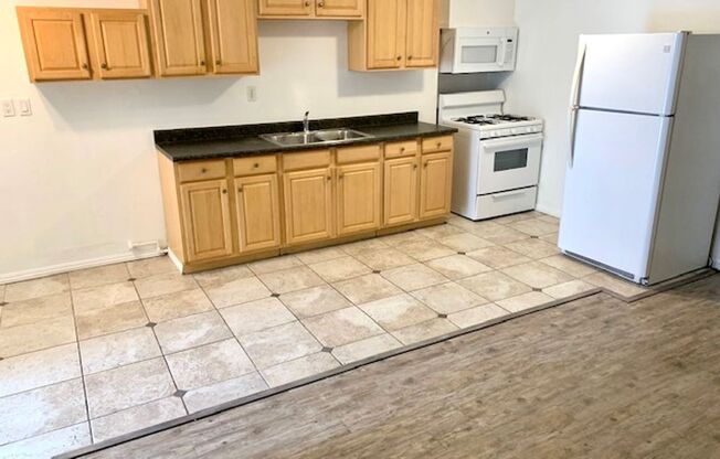 2BD+ DEN/1BA APARTMENT AVAILABLE IN SEPTEMBER! 1.5 BLOCKS FROM OCEAN BEACH! $2,695/mo