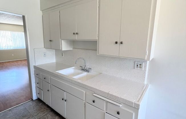 Spacious 2BD/1BA, 1BD/1BA, Studio/1BA(All Utilities Pay)-Cute Efficiency-Great Location