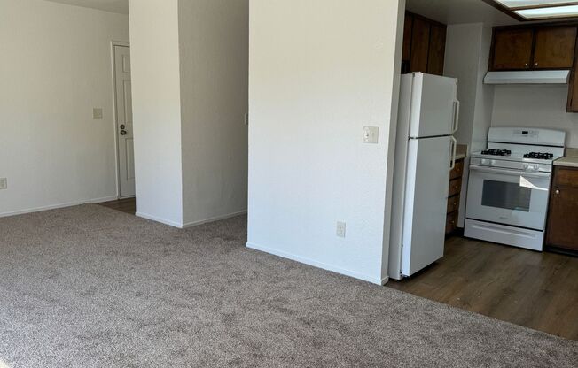 2 beds, 1 bath, $1,900, Unit F