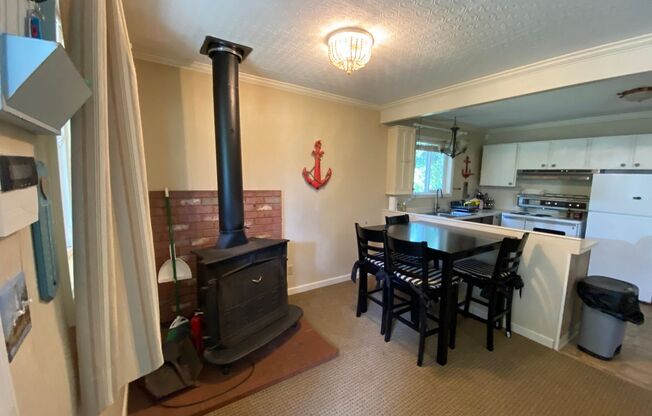 Long Beach Peninsula 2 bedroom Home w/ Hot Tub, Furnished MID-TERM