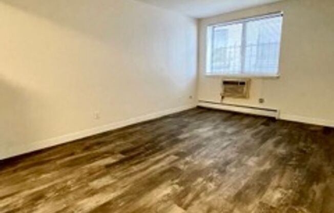1 bed, 1 bath, $1,095, Unit 205