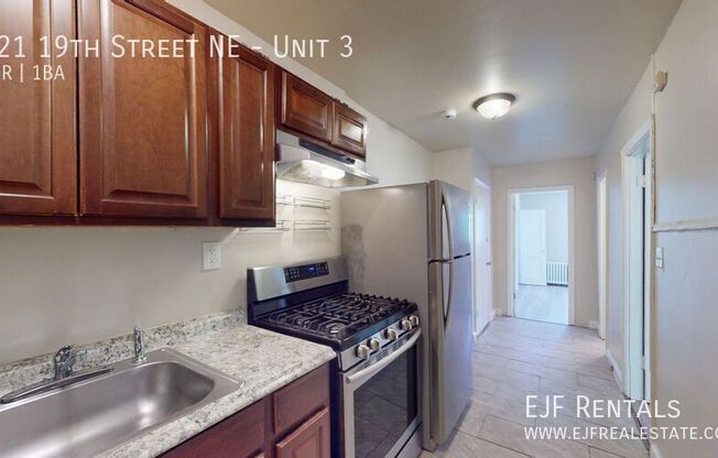 921 19 ST NE