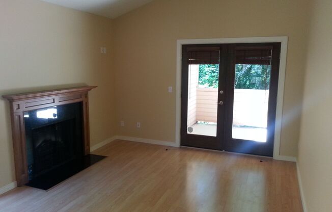 Newly Remodeled Condo Blocks from Juanita Beach