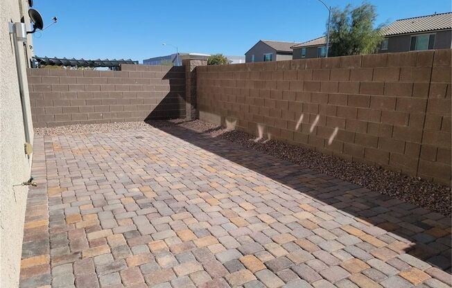 GORGEOUS TRI-LEVEL HOME LOCATED IN THE SW AREA!!