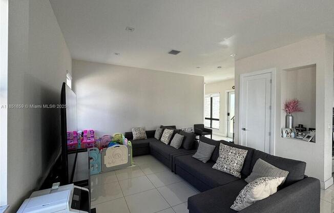 8283 NW 47 LN
