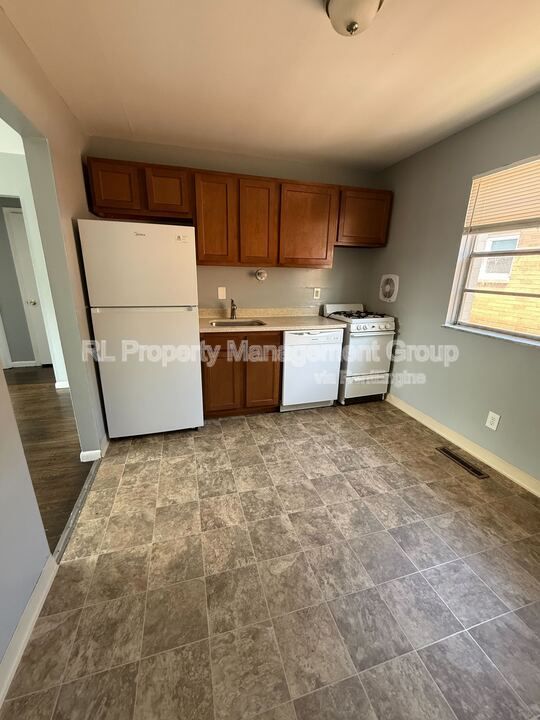 272 BROADMEADOWS BLVD