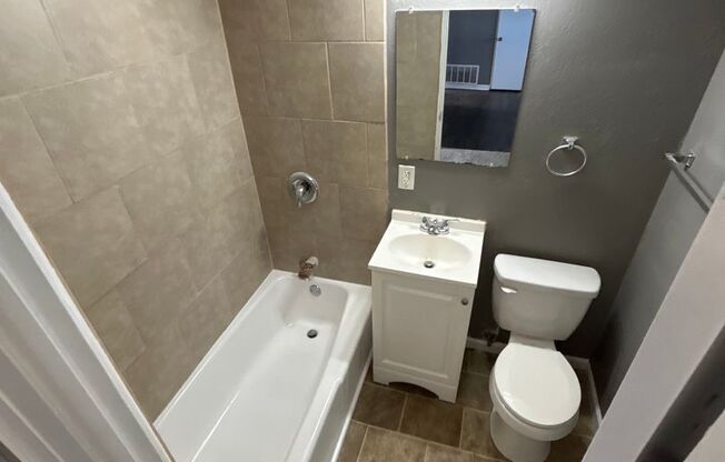 2 beds, 1 bath, 750 sqft, $1,095, Unit B11 1027 16