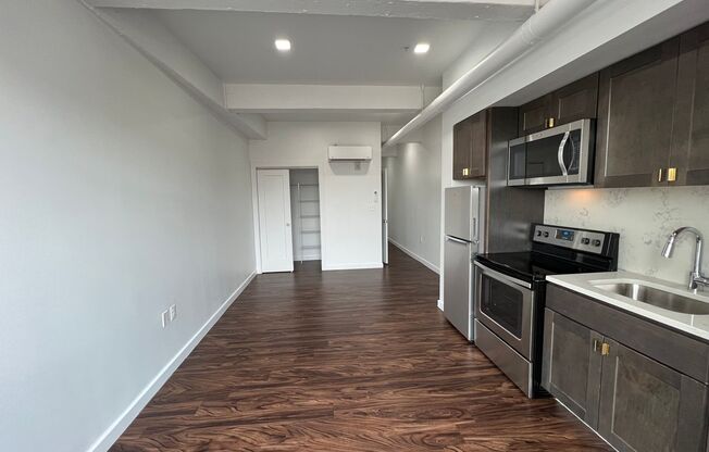 Studio, 1 bath, 403 sqft, $1,404, Unit 304