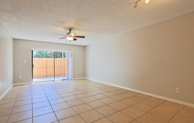 Beautiful 2/2.5 Cozy Condo with a Screened Patio in Whisperwood - Winter Park!