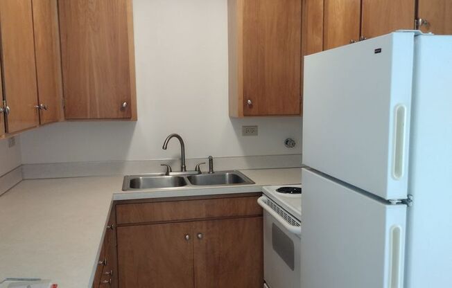 2 beds, 1 bath, $1,295, Unit 750-1