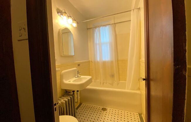 Studio, 1 bath, 400 sqft, $825, Unit 209