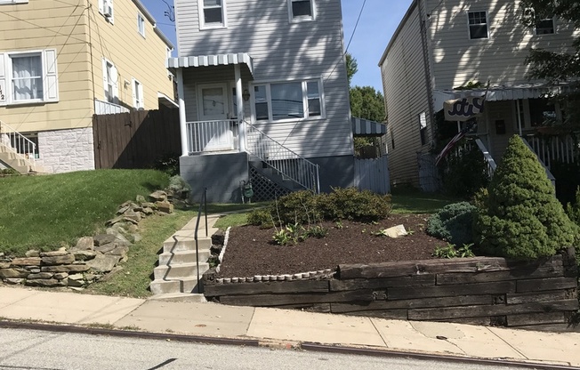 Mt Washington, 2 Bed 1.5 Bath House with Parking, A/C, Patio and More!