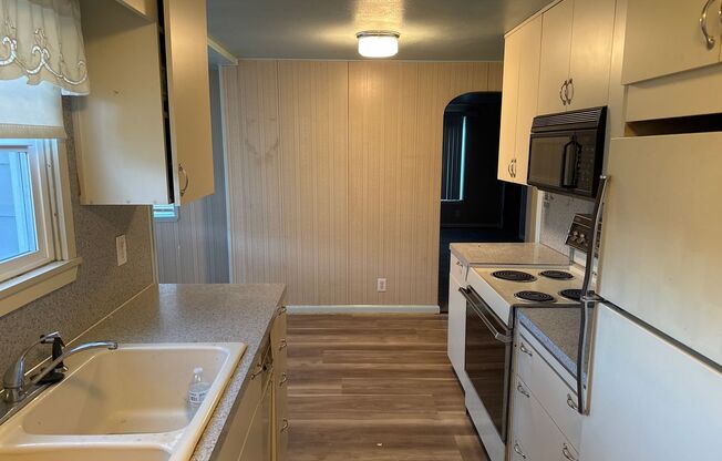 2 beds, 1 bath, $1,900