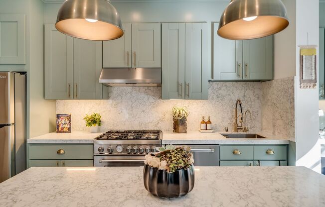 Cole Valley/Ashbury Heights: Remodeled Flat with Luxury Finishes, W/D In-Unit, Shared Yard, Parking & Storage
