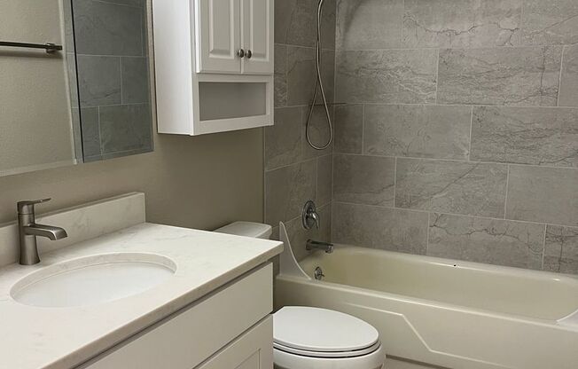 2 beds, 1 bath, 727 sqft, $1,695, Unit 24