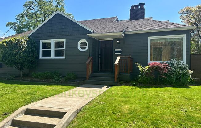 Huge 4 Bedroom 2 Bath House across from Rose City Golf Course