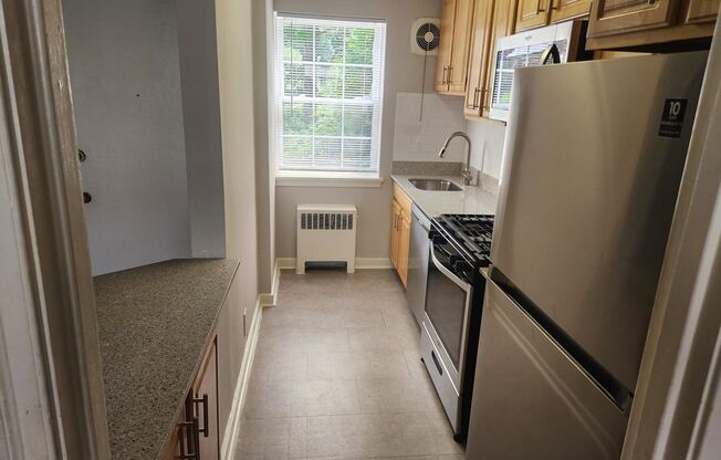 2 beds, 1 bath, 897 sqft, $2,135, Unit B-07