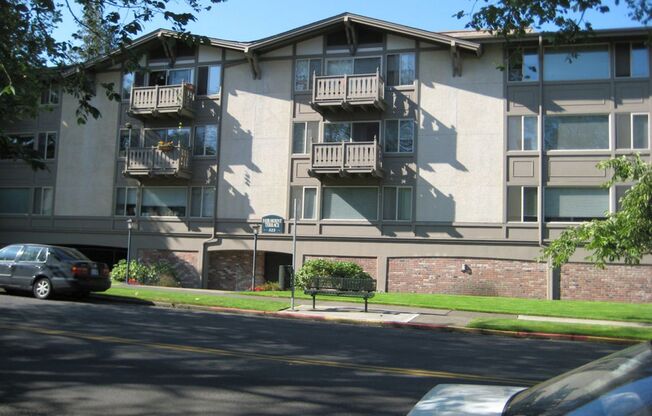 2 beds, 1 bath, 919 sqft, $1,700, Unit 303