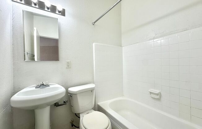 Studio, 1 bath, 400 sqft, $600, Unit Laguna114-28