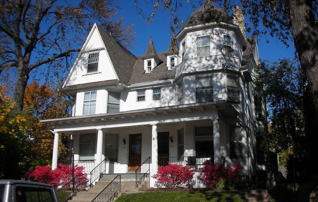 ***$1400 OFF FIRST MONTH***  4 Bd/2 Ba Close to Lakefront