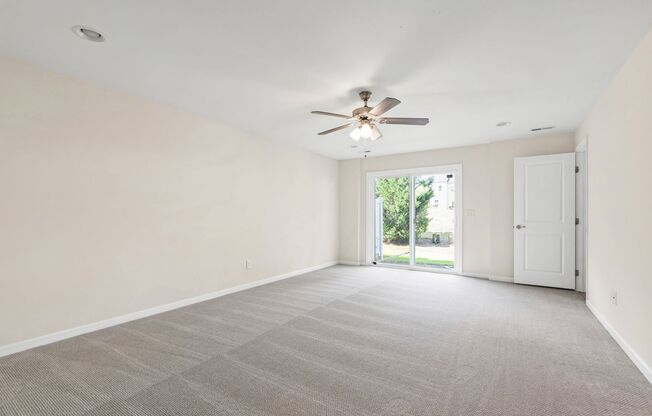 Beautifully Maintained 4BR/3.5BA End-Unit Townhome in Twin Lakes