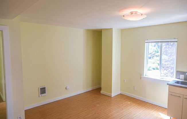Bright Top-Floor, 2 bedroom apartment in Magnolia!
