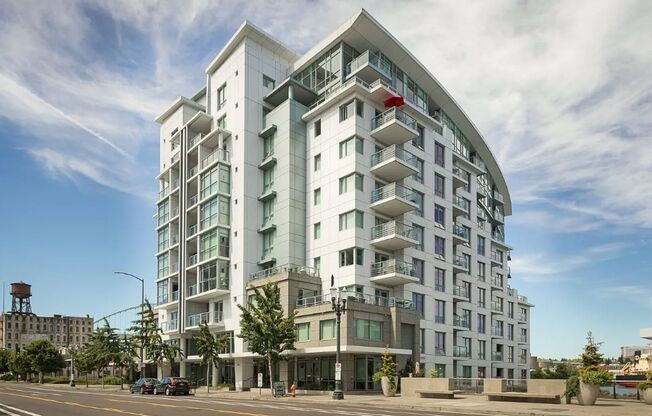 Waterfront Pearl Condo with Sweeping River & Bridge Views
