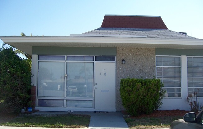 2/1 in gated community, available now!