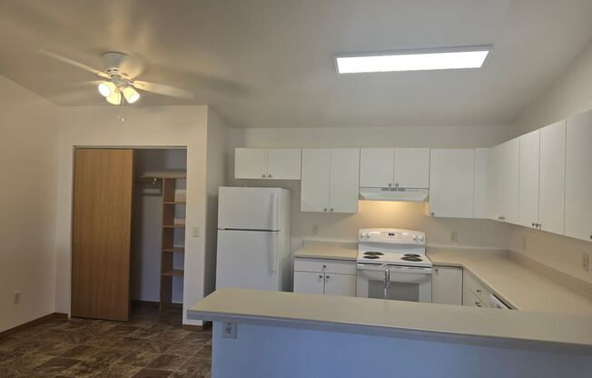 2 beds, 1 bath, 856 sqft, $1,269, Unit PL   7302