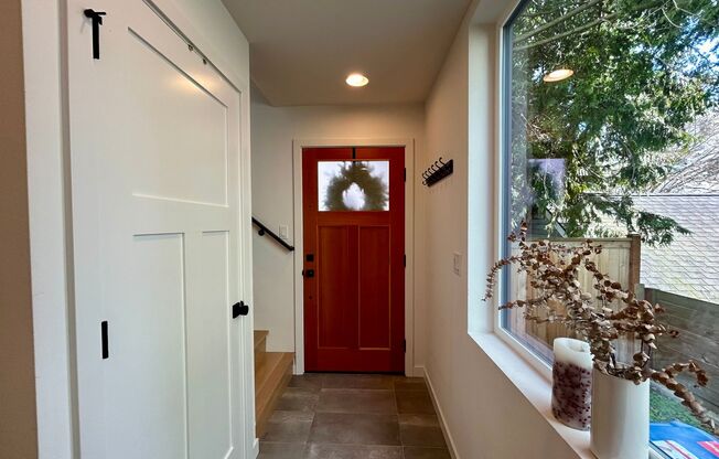 Spacious Ballard Townhome- 2 Bedrooms with Parking