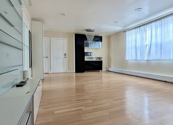 17 Hammond Pond Pkwy Apt 3