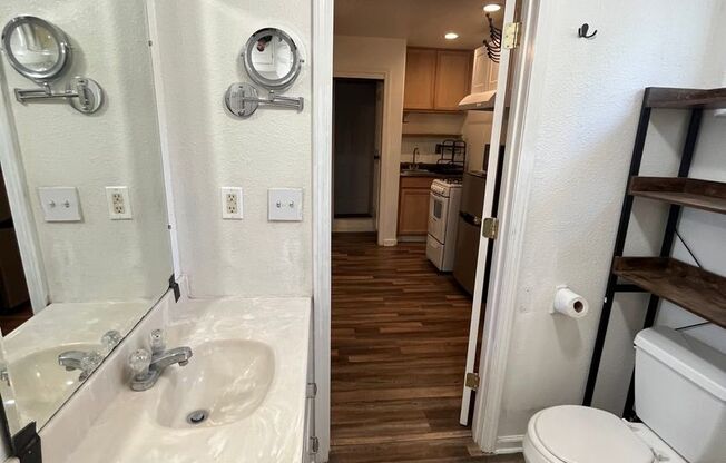 1 bed, 1 bath, $985, Unit B