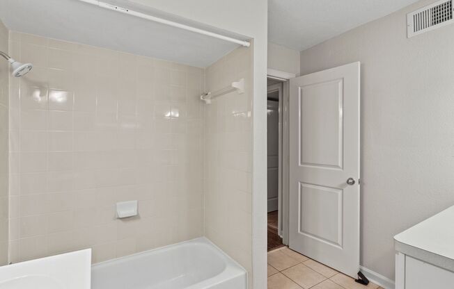 1 bed, 1 bath, 648 sqft, $1,075, Unit #19