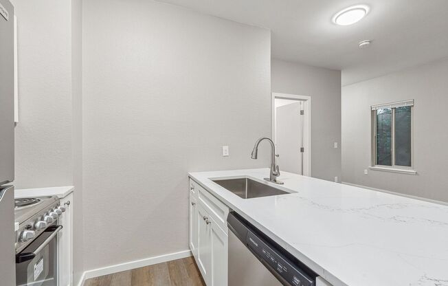 Studio, 1 bath, 360 sqft, $1,330, Unit 305