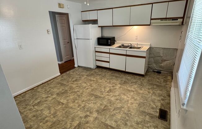 3 bedroom house on quiet dead end! All electric, Cental Ac, hardwoods and Laundry provided!