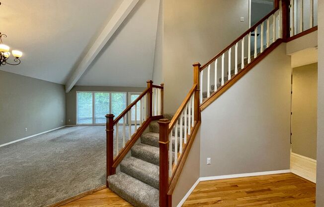Spacious SW Portland Home With Brand New Carpet & Paint In A Desirable Neighborhood