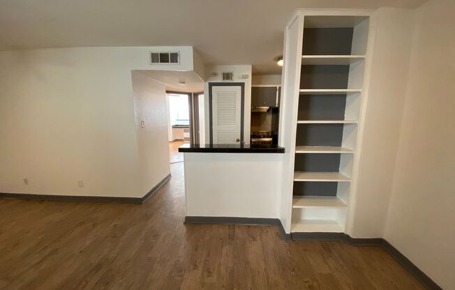 AVAILABLE:  2 BR-1 BA Hyde Park Condo / Laminate Wood Floors / Close to UT and Downtown