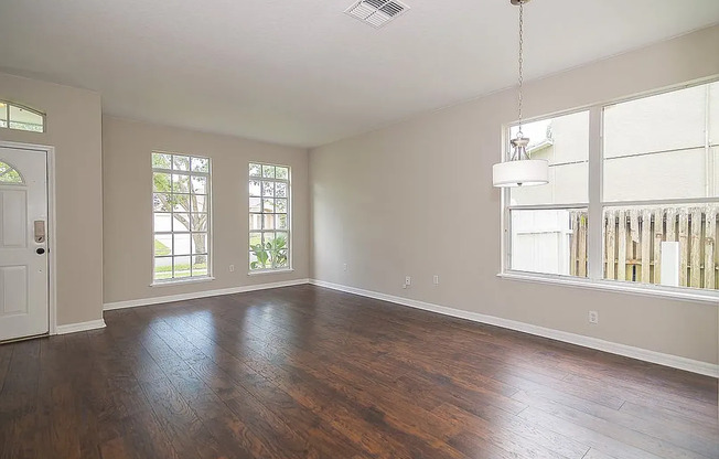 Beautiful water-view 5 bedrooms single family in Hunters Creek!